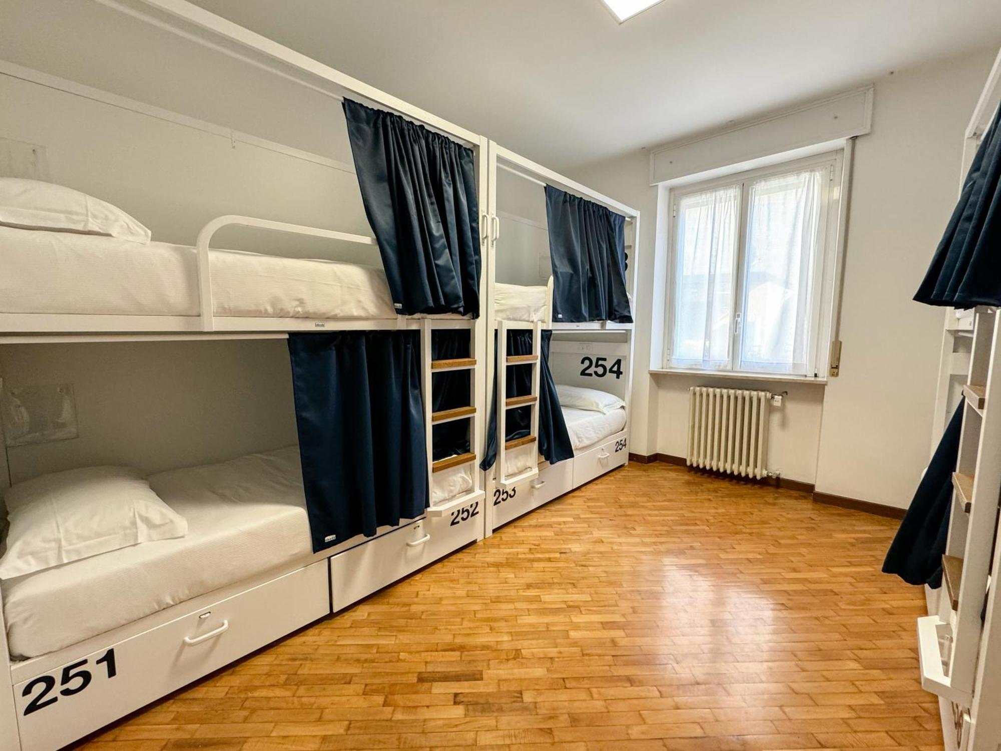 Bed in een Gemengde Slaapzaal met 6 Bedden